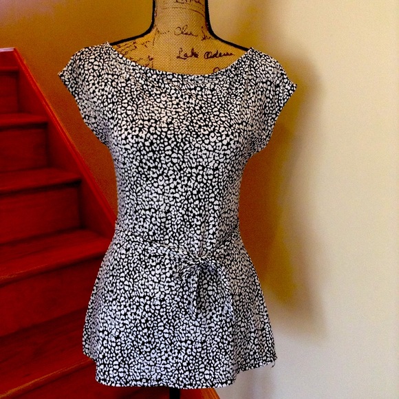 WHBM adorable top. Great condition. - Picture 1 of 3